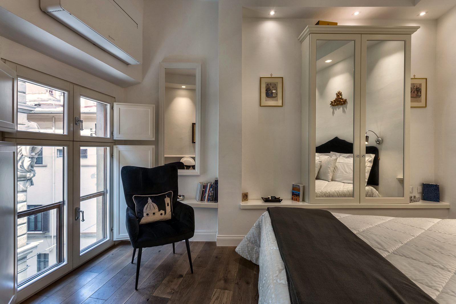 Petit Studio Duomo: double bed, velvet armchair with a Duomo cushion and tall windows onto the historic street